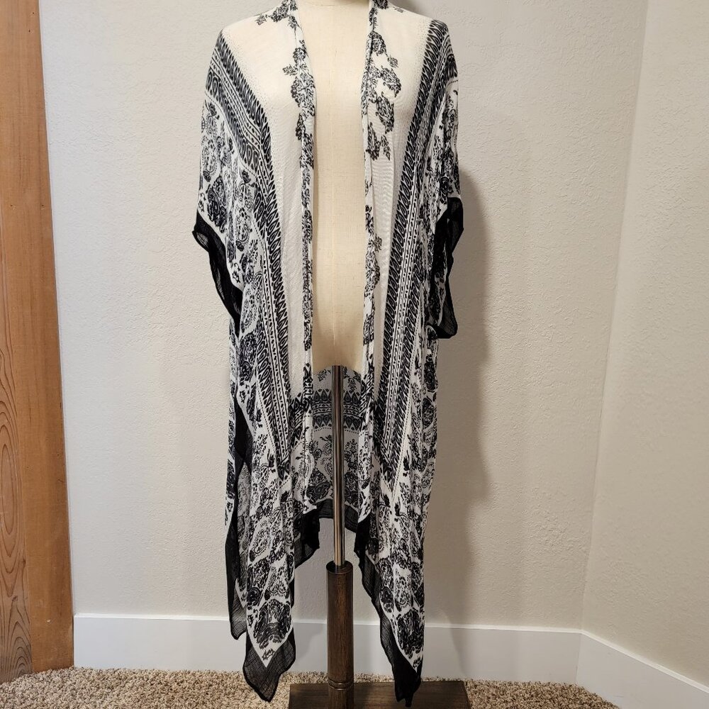 Lovestitch Black and White Shrug. Perfect for Spring. Excellent Condition!